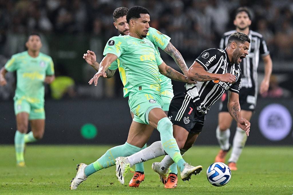 法甲战术升级,精彩传球与大力射门频频出现 法甲战术升级,精彩传球与大力射门频频出现