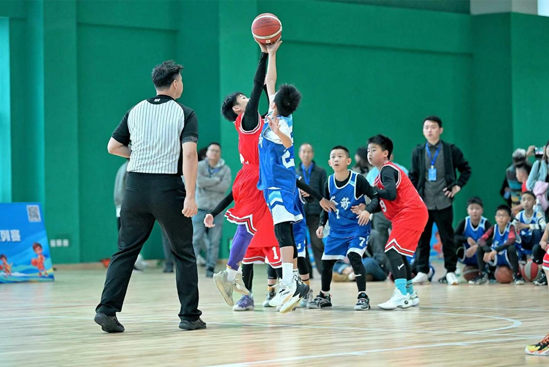 米兰体育APP-线上线下联动推动青少年篮球全民普及，打造全场景运动新生态的简单介绍