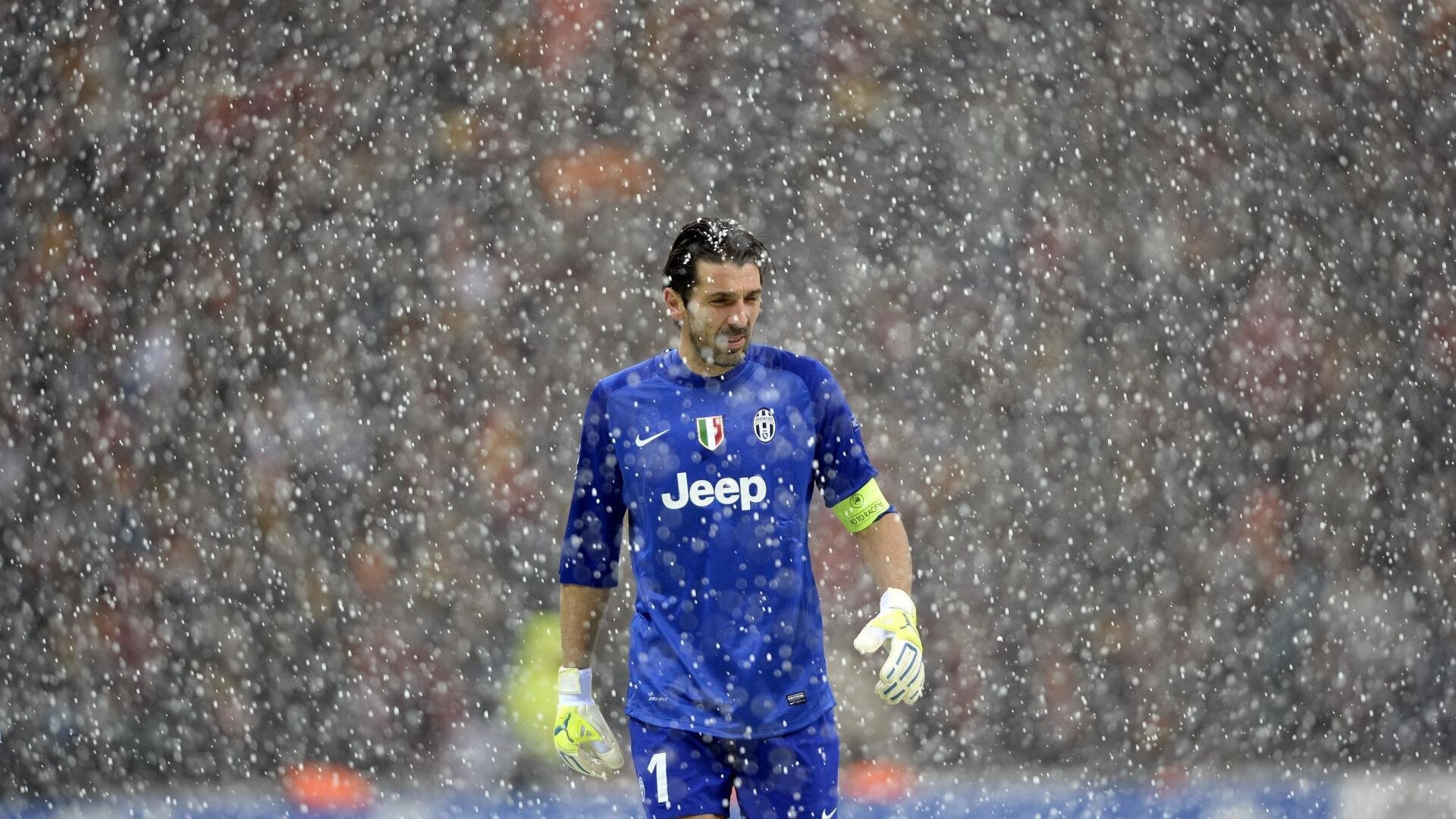 米兰体育-美国队中场罗德里格斯在巴黎奥运会上展现出强大的组织能力，后卫罗德里格斯